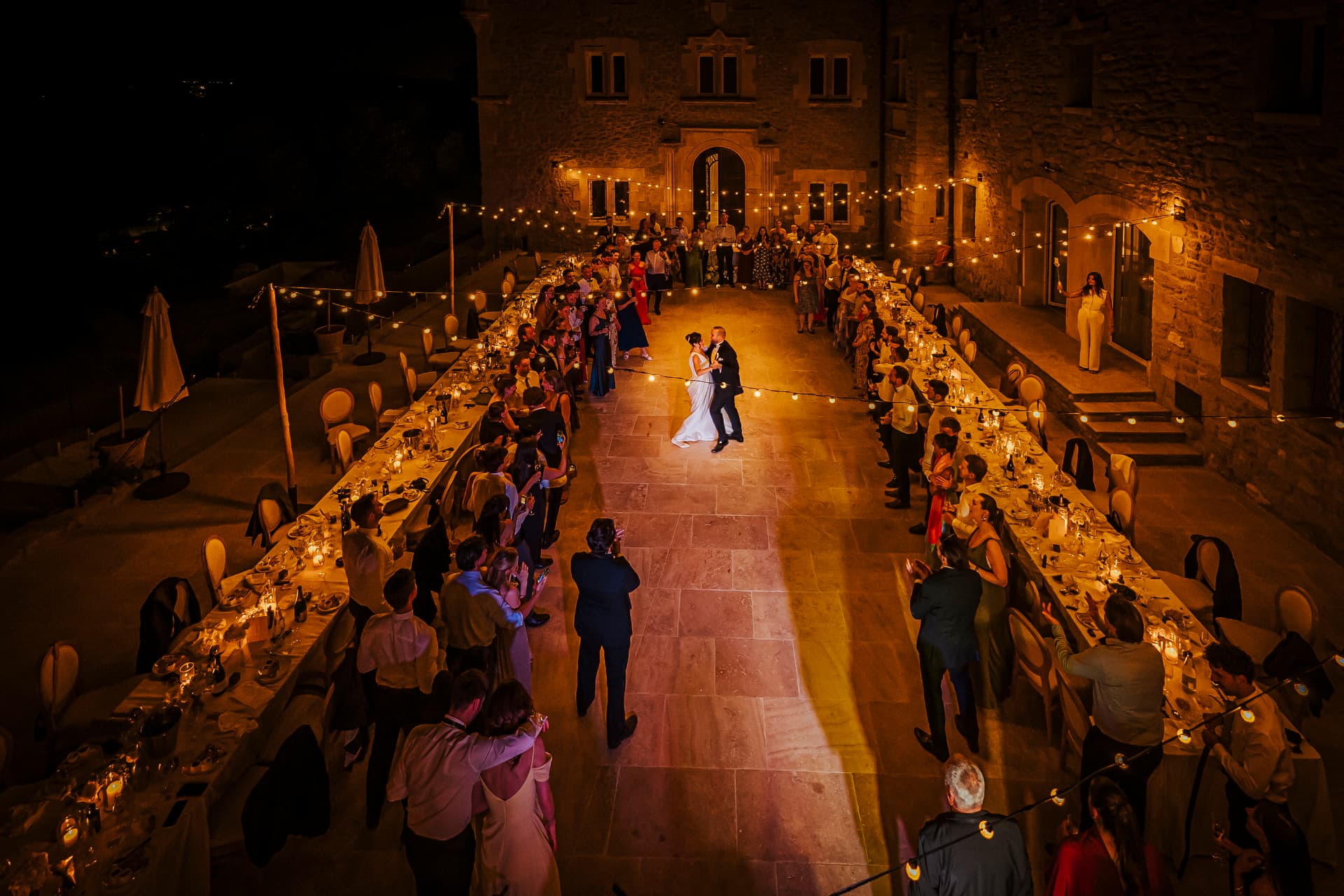 Première danse des mariés sous les guirlandes lumineuses, vue d'en haut